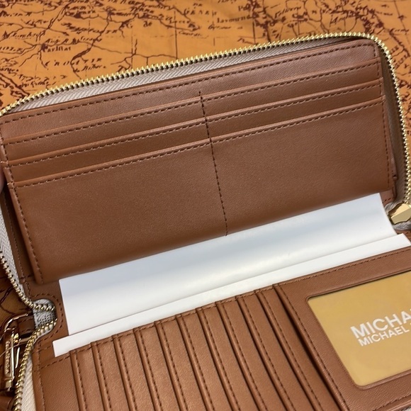 Brand New Michael Kors Large Travel Continental White/Lugg Center Stripe Wallet - Picture 11 of 15